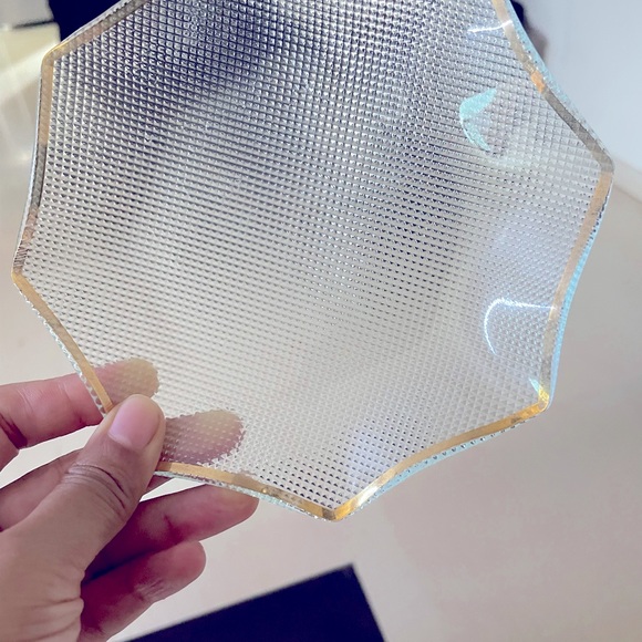 5 plates textured glass set with gold plating on edges adding classy definition - Picture 4 of 7